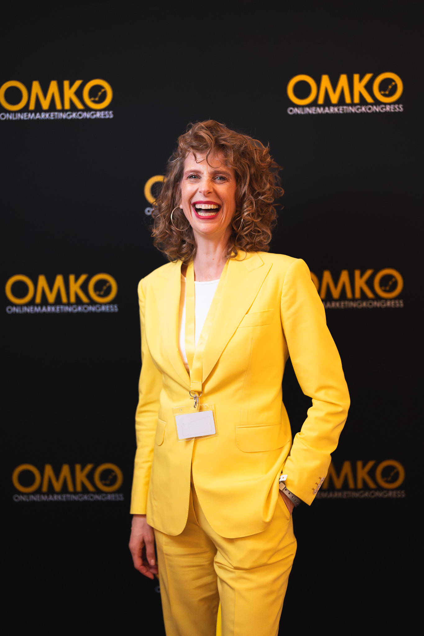 Miriam Betancourt im gelben Anzug